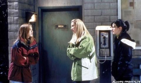 Rachel, Phoebe et Monica coincées sur la route.