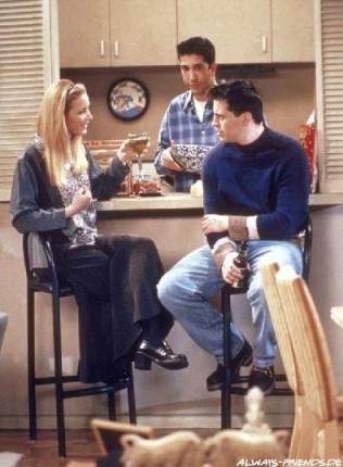 Phoebe, Joey et Ross dans l'appartement du dernier.