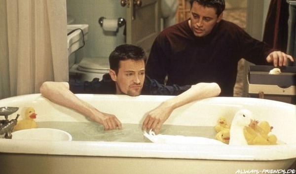 Chandler et Joey qui donnent son bain au canard.