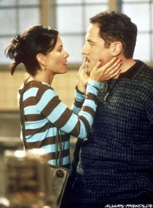 Monica et Pete sur le point de s'embrasser.