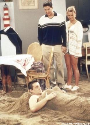 Joey se réveille dans le sable dans la maison de la plage de la mère de Phoebe.