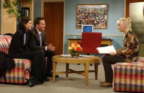 Monica et Chandler à l'agence d'adoption.