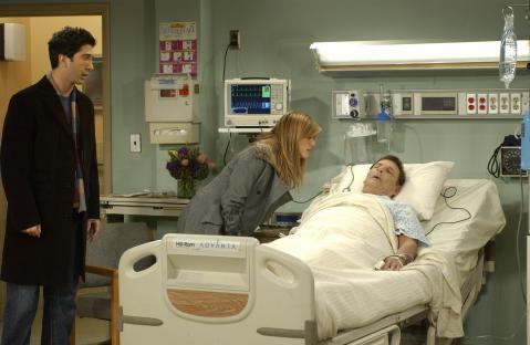 Ross et Rachel rendent visite à mr Greene à l'hôpital.