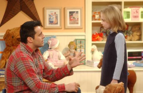 Joey discute avec la jeune fille qui habite dans la future maison de Chandler Et Monica.