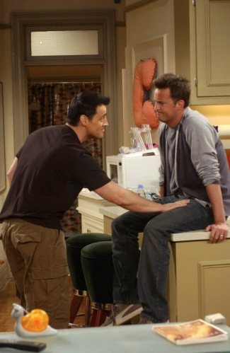 Chandler discute avec Joey.