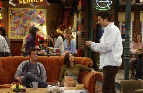 Ross, Chandler et Monica se retrouvent au Central Park.
