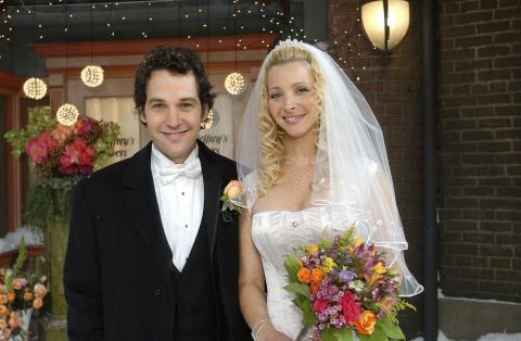 Mike et Phoebe, mariés.